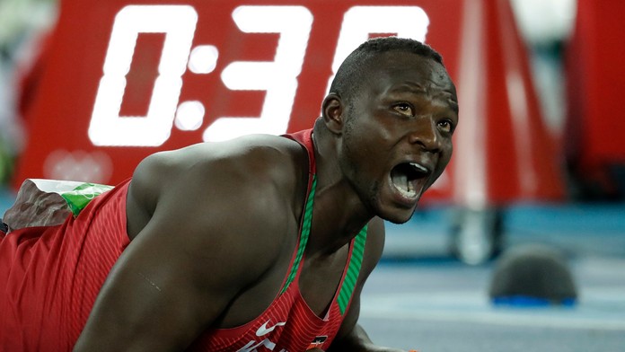 Kenský oštepár Julius Yego po zisku striebornej medaily.