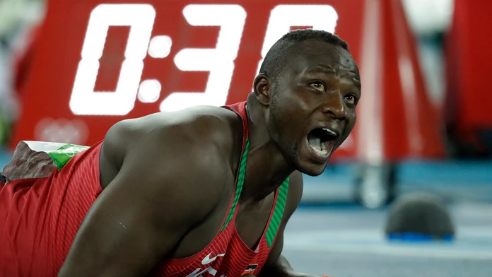 Kenský oštepár Julius Yego po zisku striebornej medaily.