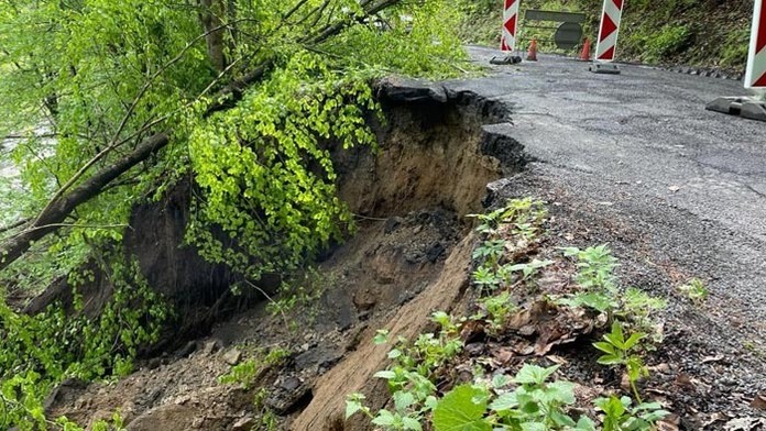Časť cesty medzi Utekáčom a Silhou odtrhla voda.