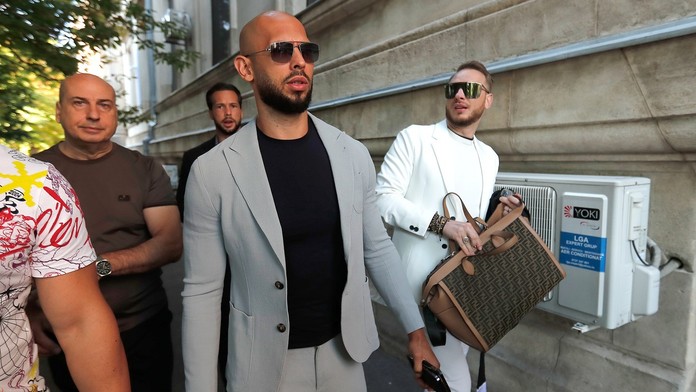 Andrew Tate na snímke v strede