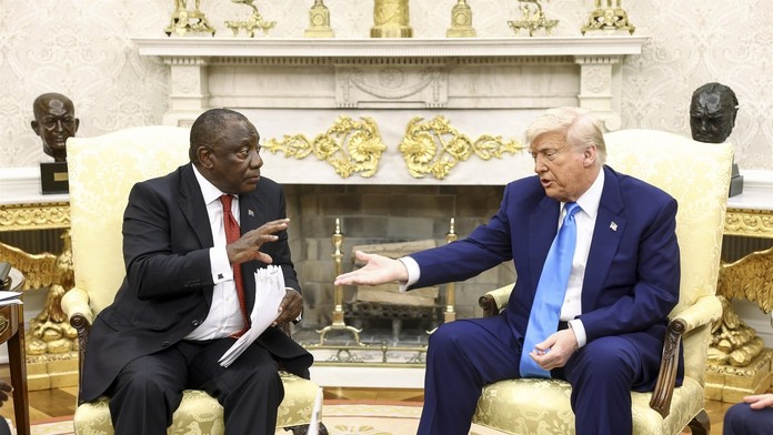 Po úvodných zdvorilostiach prišiel útok. Trump stlmil svetlá a pustil prezidentovi JAR šokujúce video