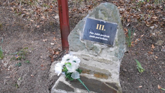 Zničená krížová cesta.