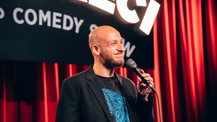 Má vzťah s dvomi ženami a všetci sú šťastní. Polyamoria bude aj na Slovensku čoraz rozšírenejšia (rozhovor)