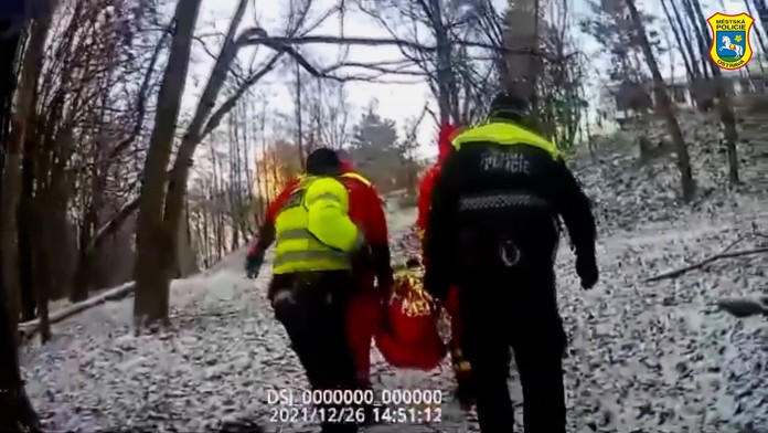 Mimoriadna záchranná akcia: Polícia našla podchladeného muža vykašliavajúceho krv len v tričku