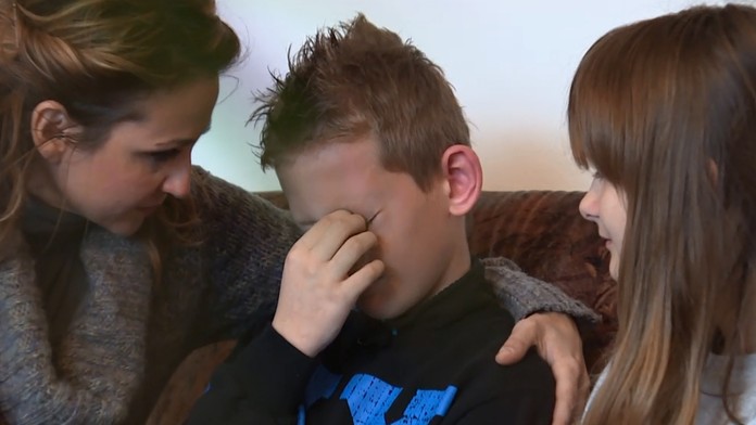 Chlapcovi z Prešova prišlo na zastávke zle. Dospelí ho nechali tak, pomohlo mu toto dievča