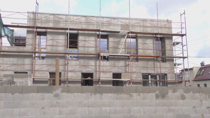 Čierna stavba v Žiline.