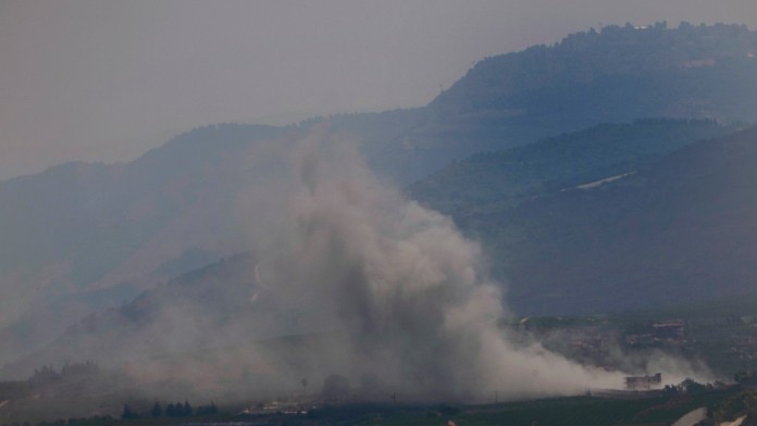 Dym stúpa z izraelského leteckého útoku na dedinu Kfar Kila na hranici s Izraelom na juhu Libanonu.