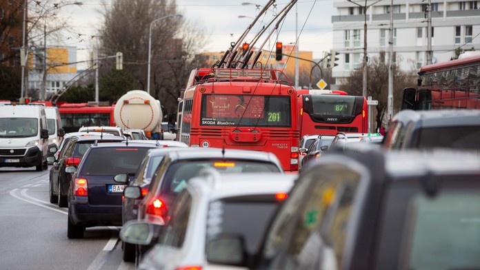V Bratislave a okolí sa v pondelok ráno tvorili kolóny