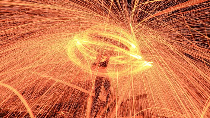 FOTOGRAFIE TÝŽDŇA: Hanlivá socha Putina v Kyjeve, oslavy konca Ramadánu či zvedavý aligátor