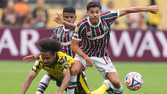 Na snímke hráč Karim Adeyemi (uprostred) z Borussie Dortmund padá v súboji.