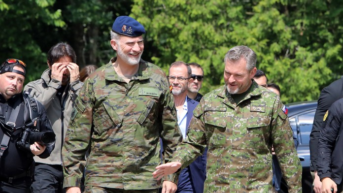 Španielsky kráľ Filip VI. a prezident Pellegrini si pozreli cvičenie vojakov v Lešti
