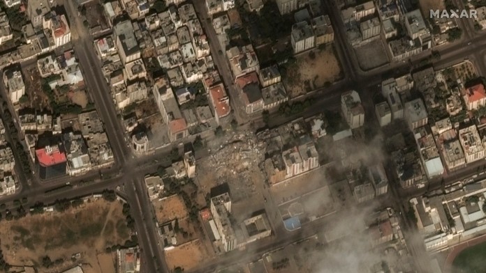 Na satelitnej snímke zverejnenej Maxar Technologies pohľad na zničené obytné budovy po izraelskom leteckom útoku v Gaze.