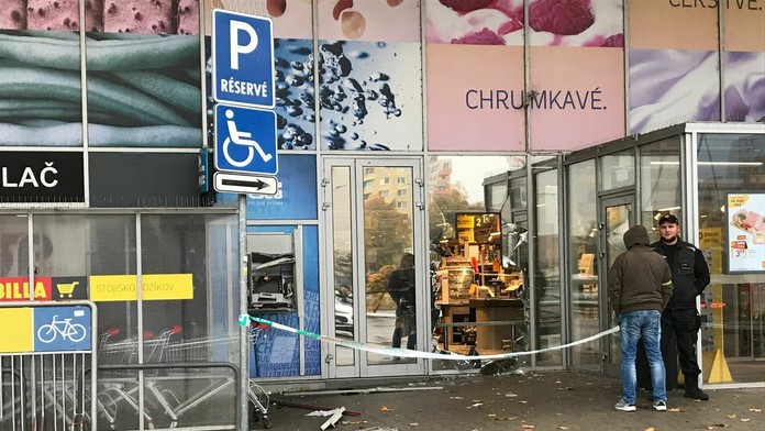 Výbuch bankomatu.