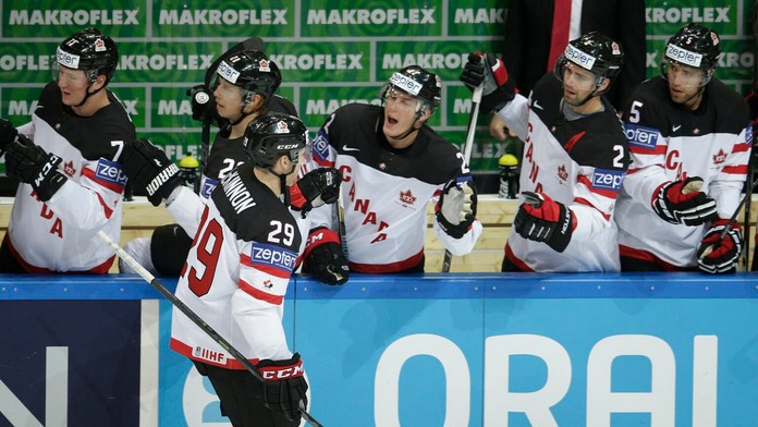 Skóre úvodného stretnutia šampionátu medzi Kanadou a Lotyšskom otvoril Nathan MacKinnon.