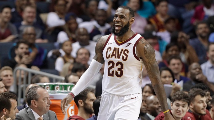 Hráč Clevelandu Cavaliers LeBron James sa usmieva po faule proti Charlotte Hornets.