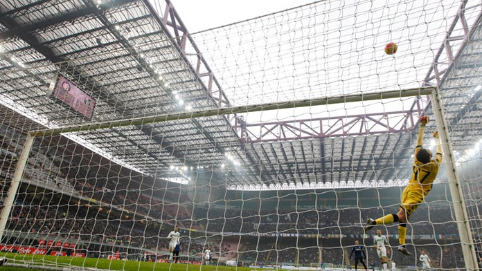 Brankár Sassuola Andrea Consigli (vpravo) likviduje strelu hráča Milána Stevana Jovetiča.