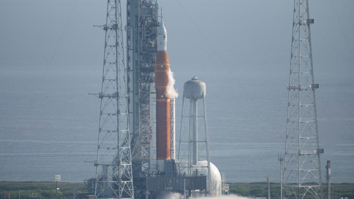NASA: Štart rakety programu Artemis opäť odložili pre únik vodíka