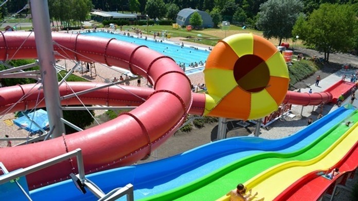 Ľudia si odnášajú veci z vedľajších bytových domov.