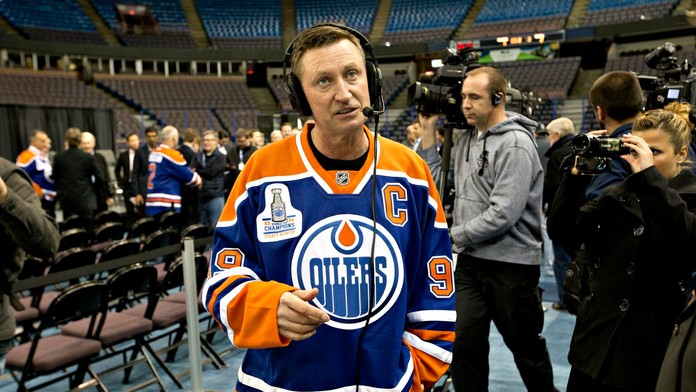 Bývalý hráč Edmontornu Oilers Wayne Gretzky počas rozhlasového rozhovoru na oslave výročia zisku titulu v roku 1984.
