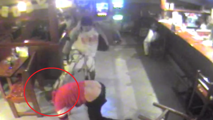 Surová bitka v bare