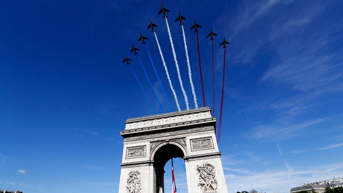 Francúzske armádne lietadlá letia nad Víťazným oblúkom v Paríži.