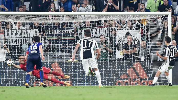 Joshua Boyle sa hrá so synom Najaeshom Jonahom v záhrade u rodičov v kanadskom Ontáriu.