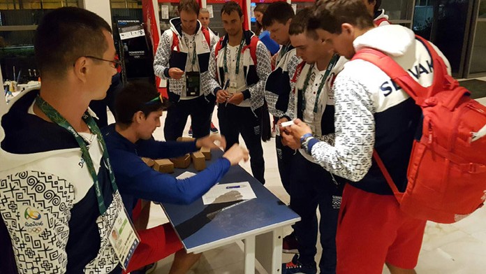 Matej Beňuš (vpravo), Jakub Grigar (druhý sprava), Peter Škantár (druhý zľava) a Ladislav Škantár (vľavo) sa ubytovávajú v Riu.