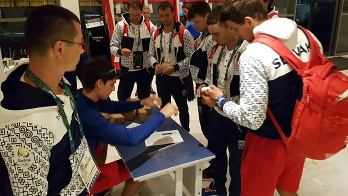 Matej Beňuš (vpravo), Jakub Grigar (druhý sprava), Peter Škantár (druhý zľava) a Ladislav Škantár (vľavo) sa ubytovávajú v Riu.