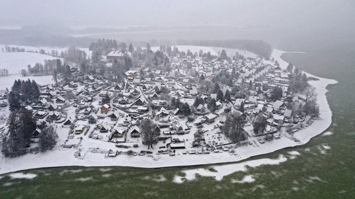 FOTO: Vzácny jav u našich susedov. Priehradu Lipno pokryl smaragdovo zelený ľad