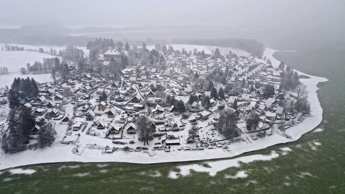 FOTO: Vzácny jav u našich susedov. Priehradu Lipno pokryl smaragdovo zelený ľad