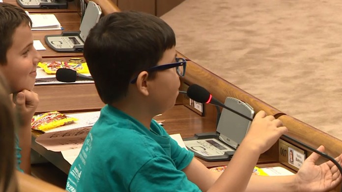 Deti zasadli v parlamente. Pri ich otázkach sa politici poriadne zapotili