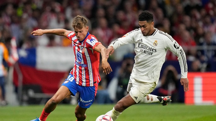 Real bez Mbappého v Atléticu viedol, domáci vyrovnali v nadstavení. Derby o Madrid na 20 minút prerušili diváci