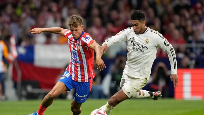 Real bez Mbappého v Atléticu viedol, domáci vyrovnali v nadstavení. Derby o Madrid na 20 minút prerušili diváci