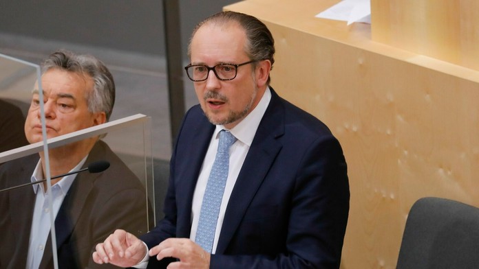 Alexander Schallenberg na mimoriadnej schôdzi parlamentu vo Viedni.