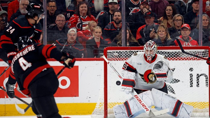 Brankár Ottawy Linus Ullmark v zápase proti Caroline