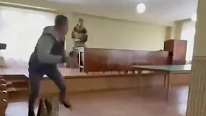 VIDEO: Regrút na Sibíri postrelil odvodového komisára. Podrobí sa psychiatrickému vyšetreniu