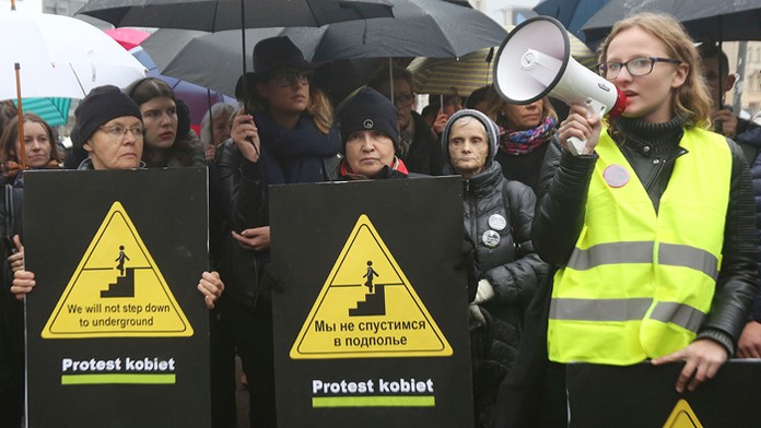 Protest poľských žien proti novému zneniu zákona o interrupciách.