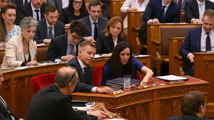 Politické zemetrasenie v Maďarsku. Parlament schválil dodatok o odvolaní prezidenta