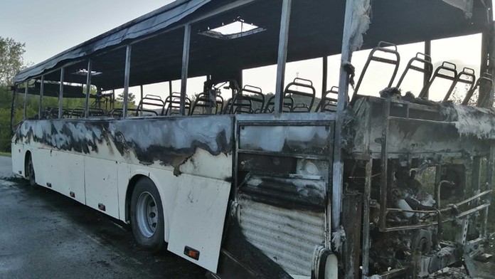 Autobus zhorel do tla.