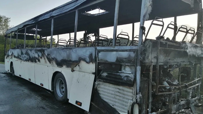 Autobus zhorel do tla.