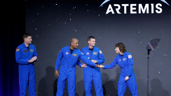 NASA predstavila astronautov, ktorí obletia Mesiac. V posádke je prvý raz žena i Afroameričan