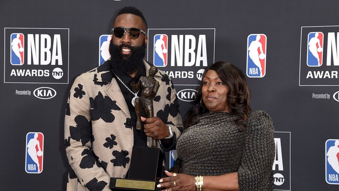 James Harden s trofejou za MVP sezóny NBA, vpravo stojí jeho matka.