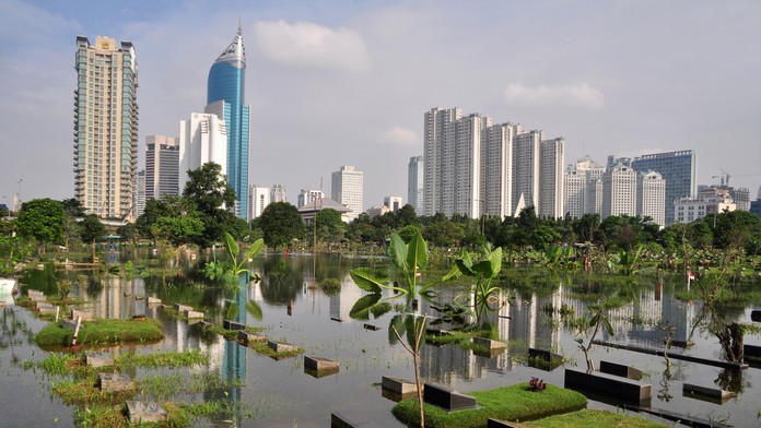 Zaplavený cintorín v Jakarte.