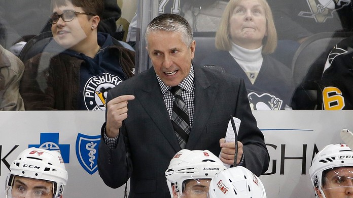 Na archívnej snímke z marca 2016 tréner Calgary Flames Bob Hartley dáva pokyny počas zápasu NHL proti Pittsburghu Penguins.