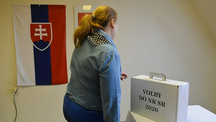 Árpád Érsek s manželkou Agátou vhadzujú obálky do volebnej schránky.