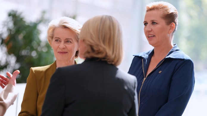 Dánska premiérka Mette Frederiksenová a predsedníčka Európskej komisie Ursula von der Leyenová