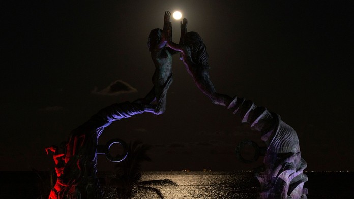 FOTOGRAFIE TÝŽDŇA: Evakuácia Azovstalu, krvavý Supermesiac či  Škrtelova rozlúčka s kariérou