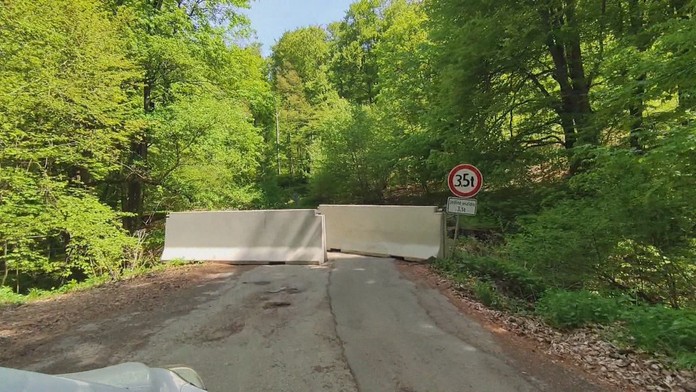 Most zatarasili, no na uzáveru a obchádzku žiadne značky neupozorňujú. Vodiči sa búria a nadchádzajú desiatky kilometrov