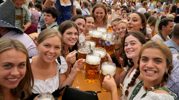 Narazením prvého sudu s pivom sa v Mníchove začal tradičný Oktoberfest