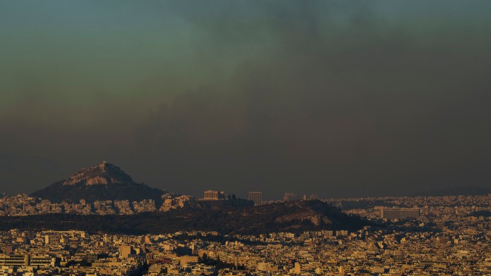 Požiar pri Aténach spálil rozsiahle územie a zničil desiatky domov